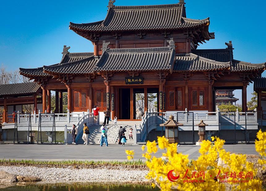 雄安悅?cè)莨珗@一角，不少家長(zhǎng)帶著孩子前來(lái)游玩。人民網(wǎng)宋燁文攝