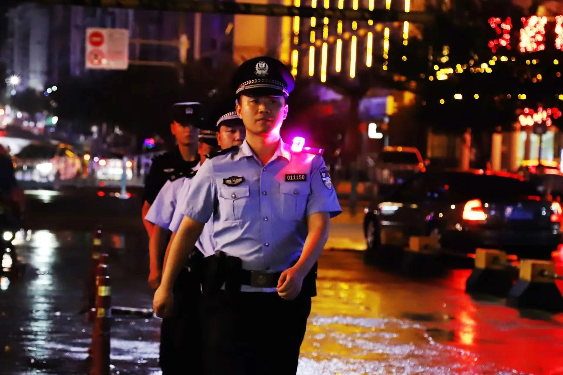 公安開展夜間巡邏.jpg