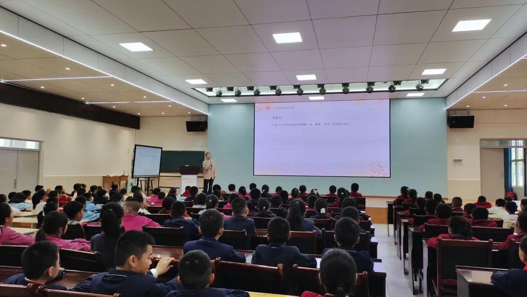 法治副校長(zhǎng)開展宣講活動(dòng)現(xiàn)場(chǎng)畫面.jpg