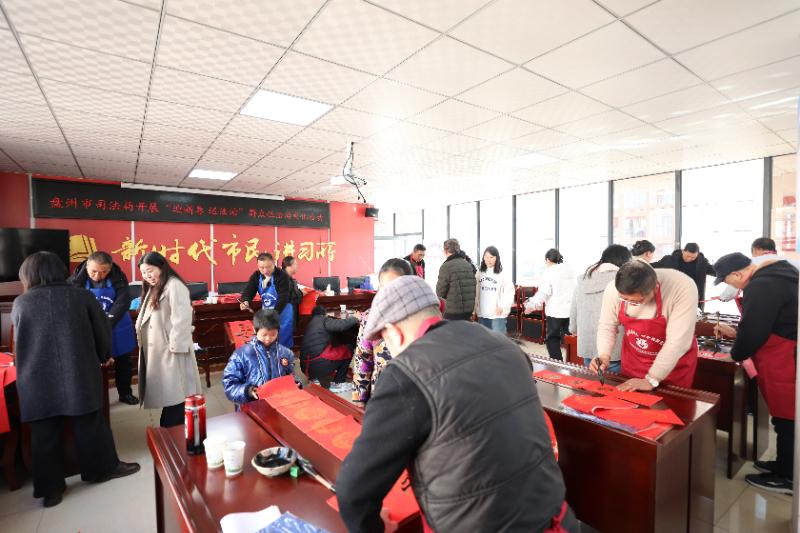 圖1 書法愛好者書寫春聯與福字.jpg