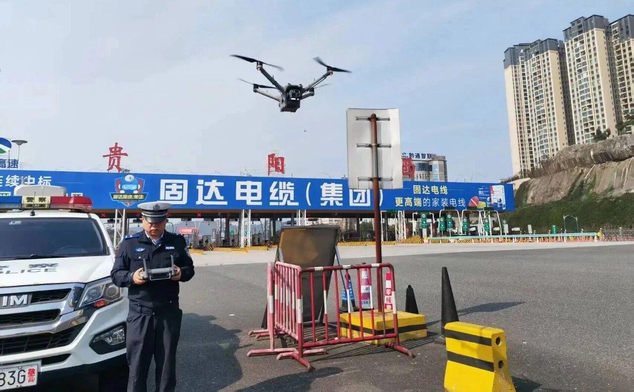 圖1  執(zhí)勤交警正使用無人機巡視路面情況.jpg