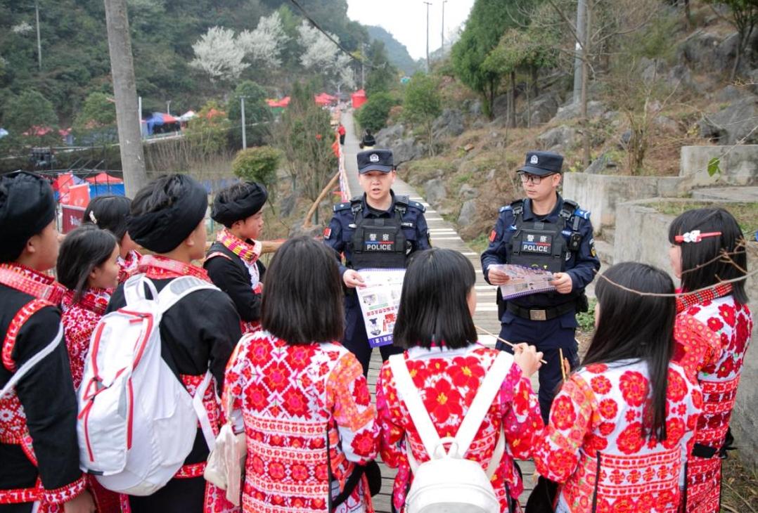 跳花節(jié)里的 “藏藍風景線” 守護每一份熱鬧與團圓