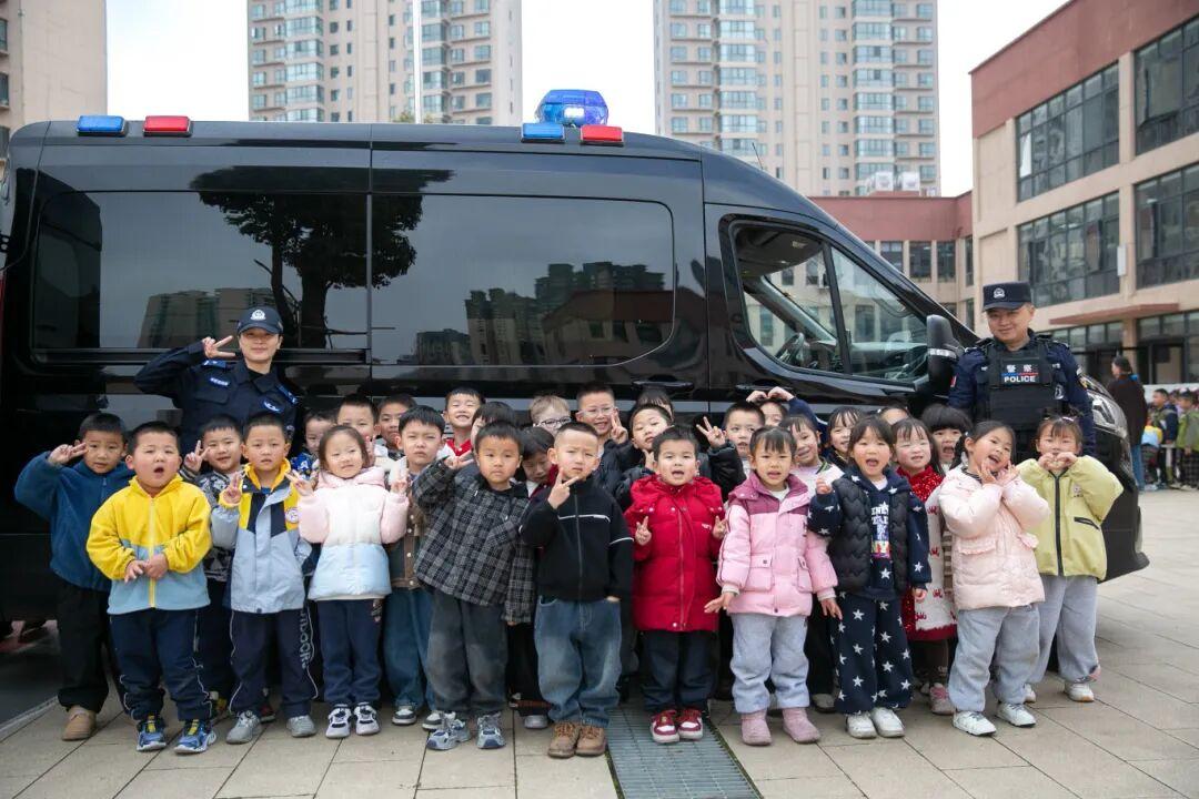 圖4 小朋友和民警同志合照.jpg 圖4 小朋友和民警同志合照.jpg