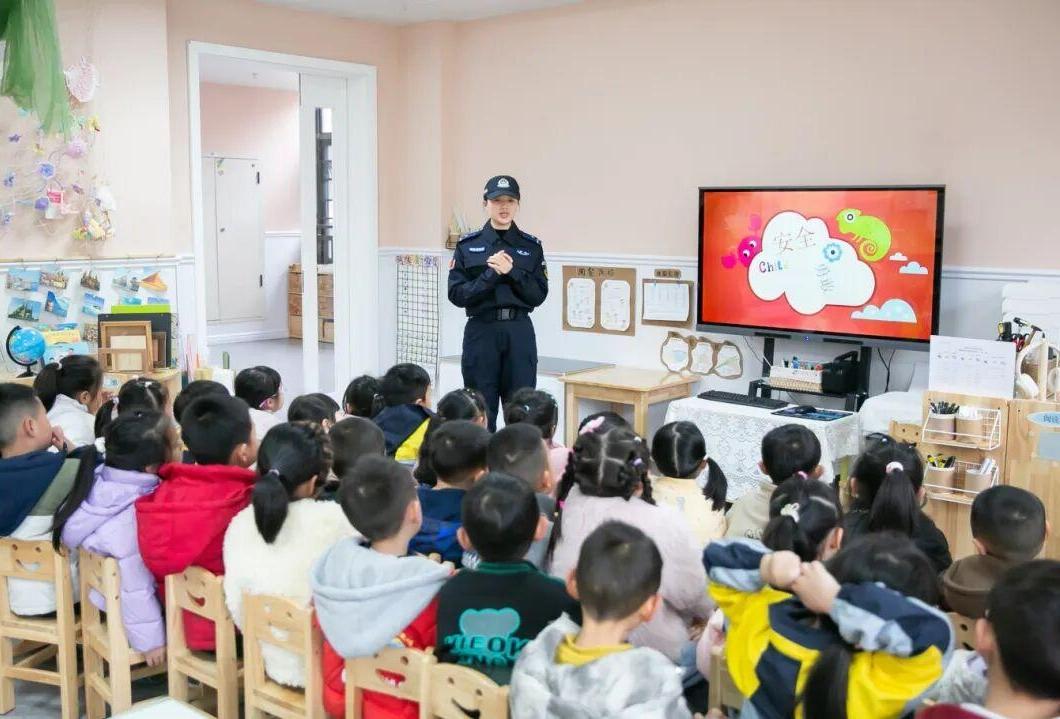 六盤水市公安開展“開學第一課”安全宣傳活動 為校園安全保駕護航