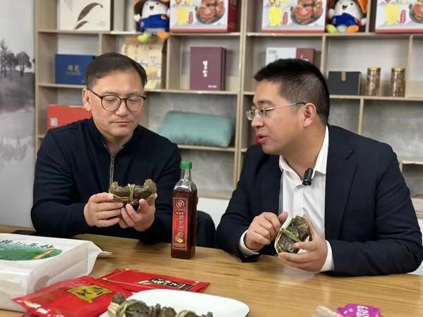 馬恒宏正在進(jìn)行電商直播。雙游村供圖