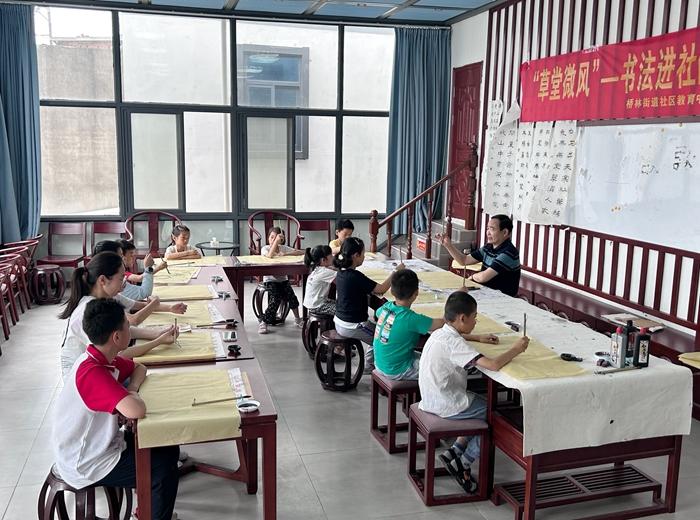 在草圣書鄉(xiāng)，本土?xí)ɡ蠋熣谥笇?dǎo)青少年學(xué)習(xí)書法。林瑛攝