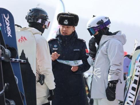 新疆出入境邊防檢查總站吐爾洪邊境派出所民警對游客進(jìn)行安全提醒